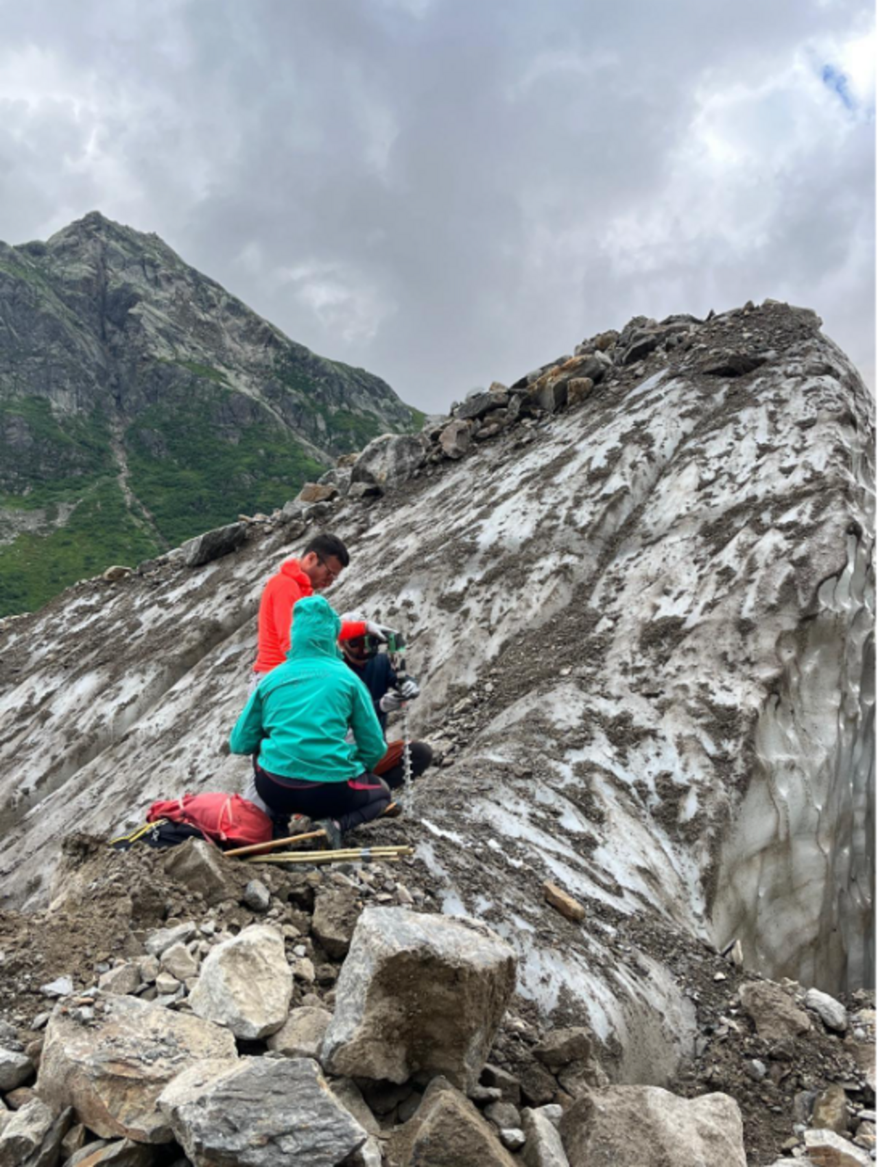 Installazione di paline ablatometriche sulle rocce