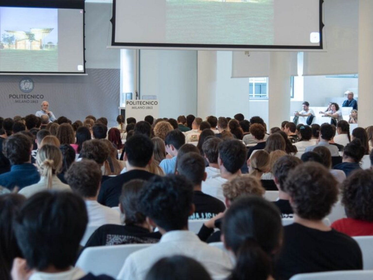 Pubblico in aula magna che assiste a una lezione di Renzo Piano