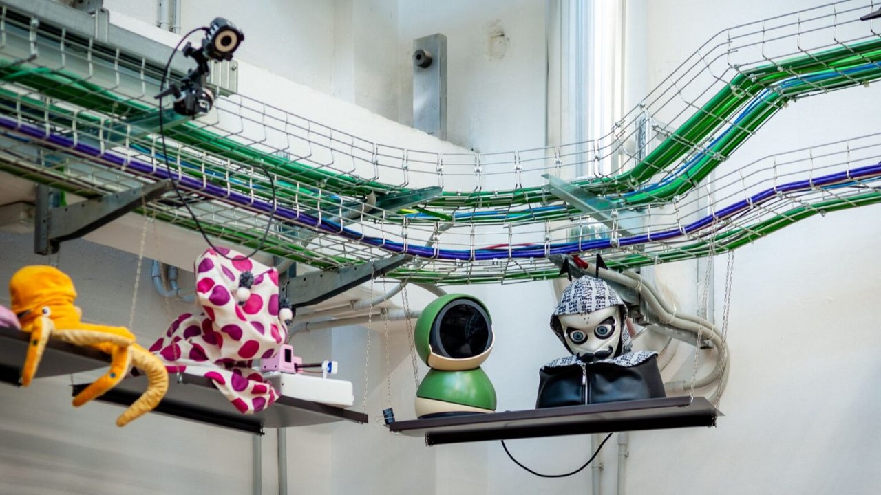 Robot appesi a piattaforme in un laboratorio