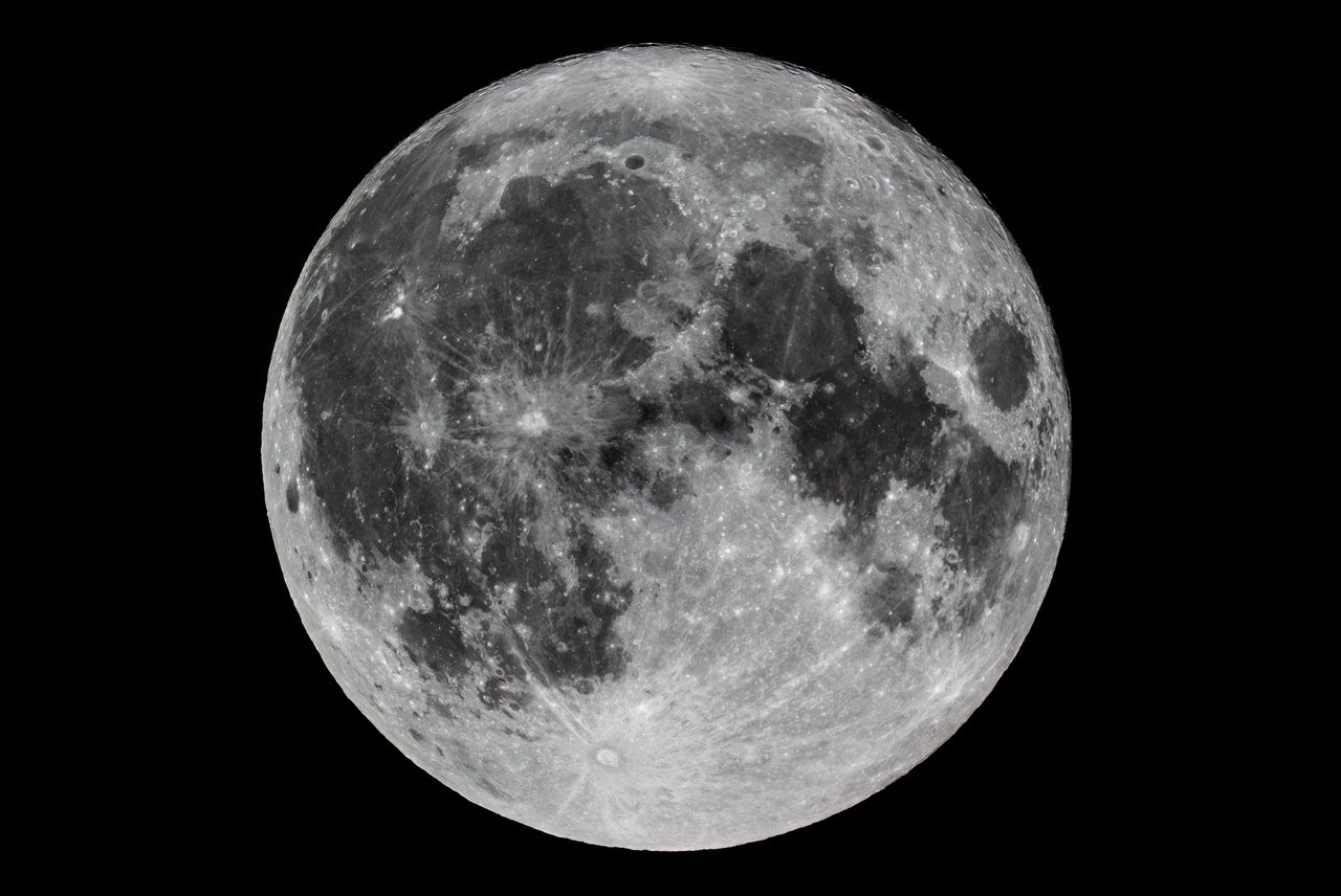 Luna piena in alta risoluzione con crateri e mari lunari visibili su sfondo nero