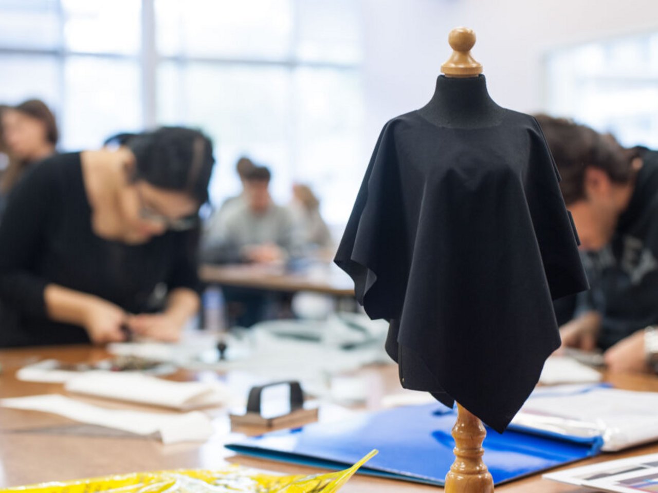 Studenti al lavoro al LAB moda