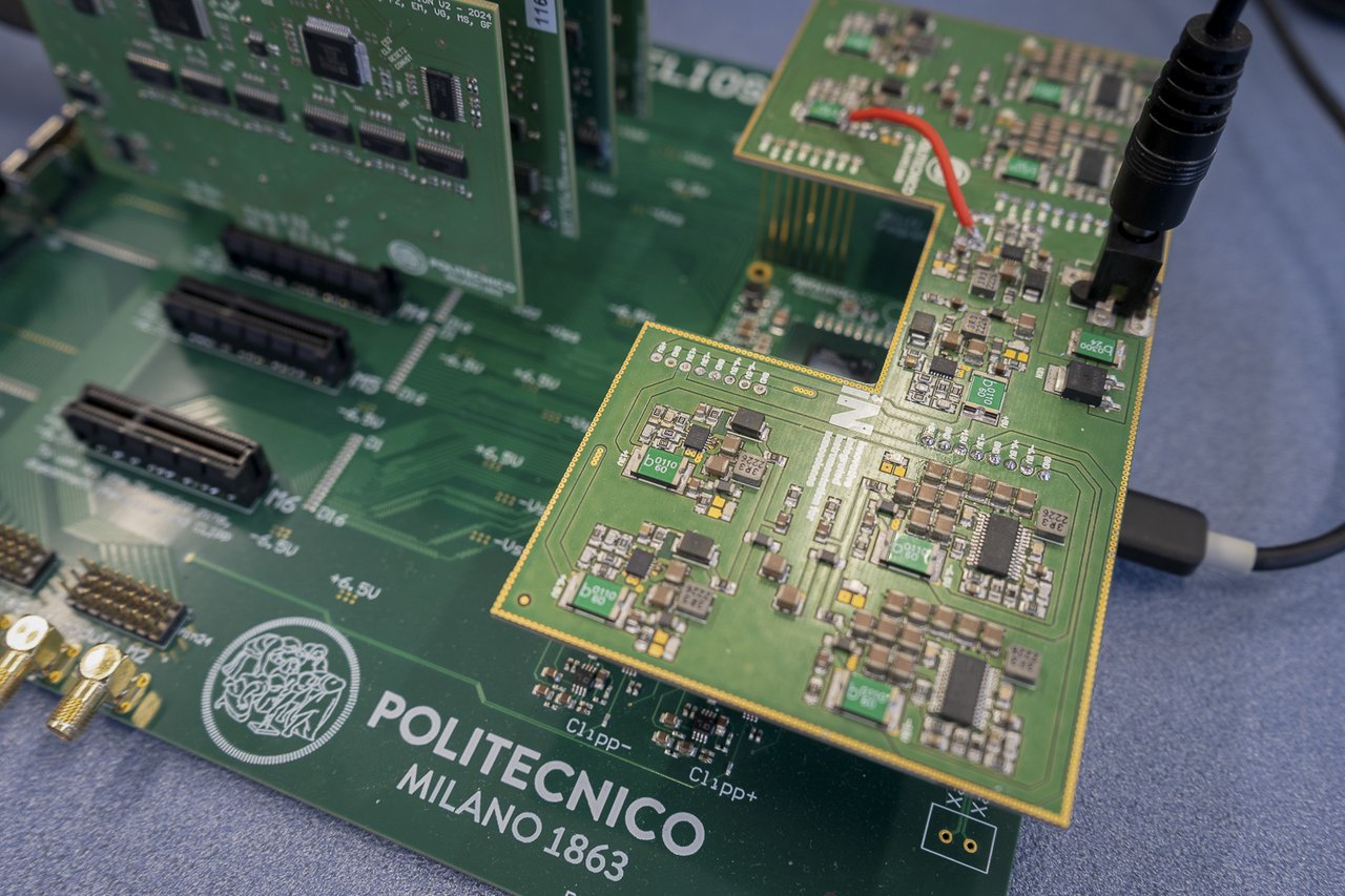 144-channel electronic system for the control of complex optical systems; the system is reconfigurable in both its hardware and software functionalities to adapt to experimental needs arising from the use of different photonic chips.