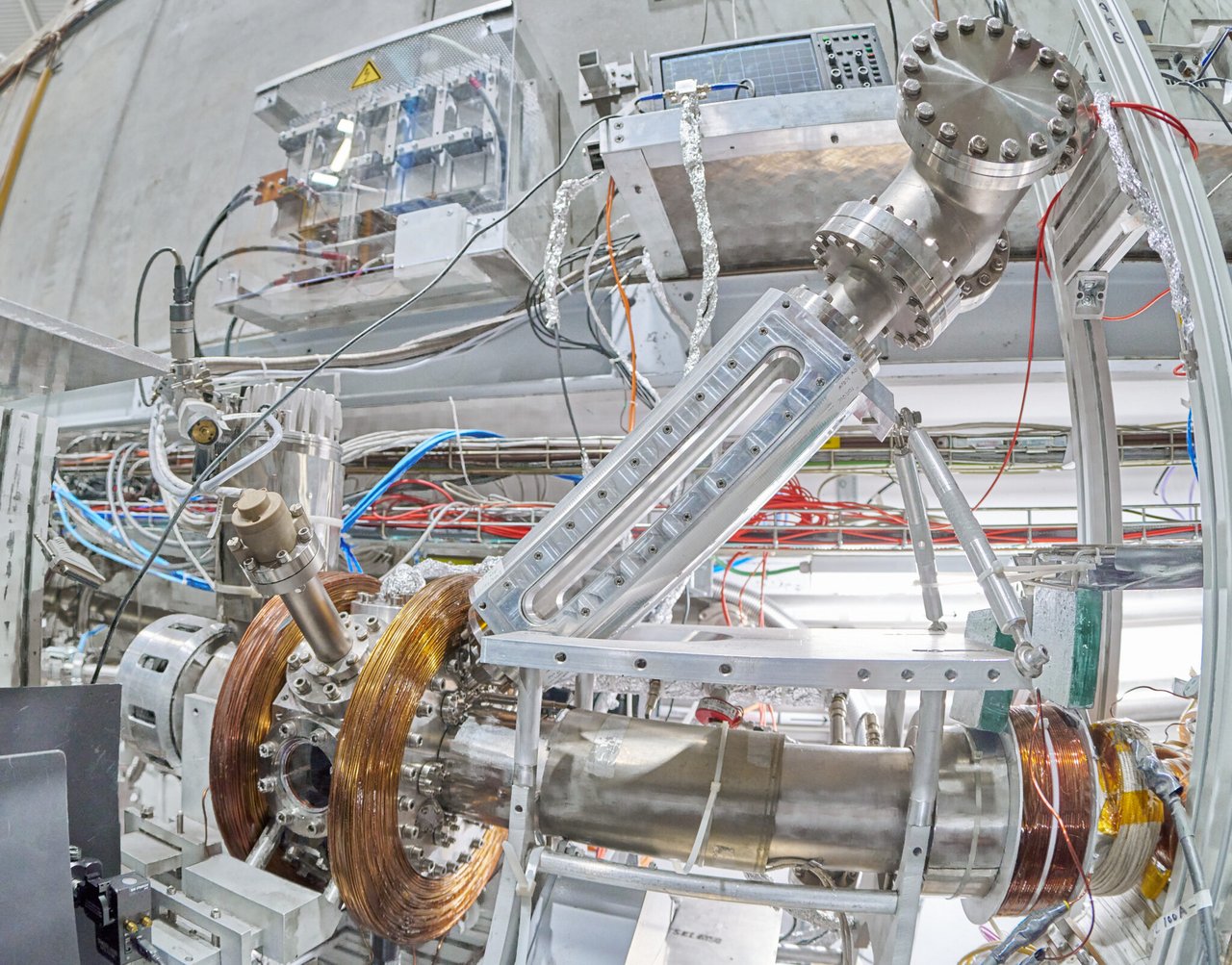 Apparato sperimentale utilizzato dal team AEgIS per il raffreddamento laser del positronio