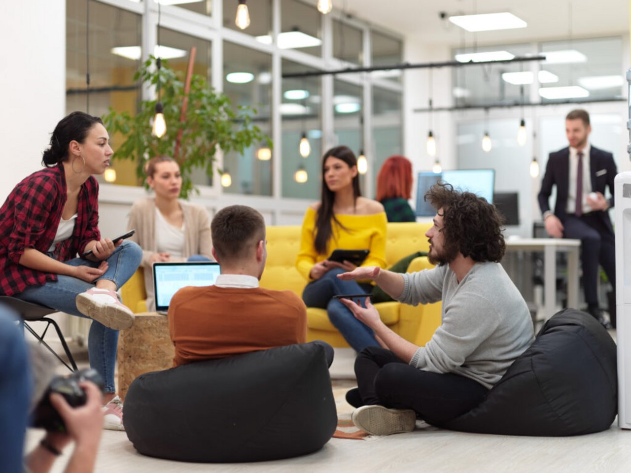 Ragazzi che lavorano in uno spazio co-working