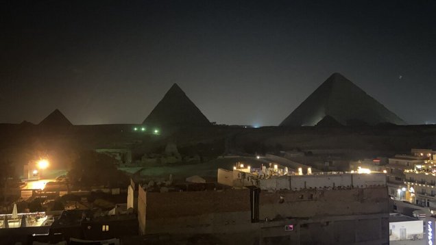 Vista delle piramidi di Cheope, Chefren e Micerino nella piana di Giza, Cairo © Caputo