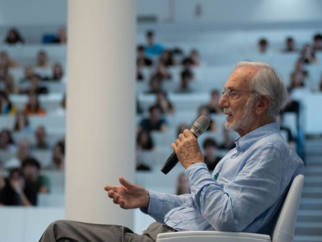 The architect Renzo Piano talks to students at the Politecnico di Milano