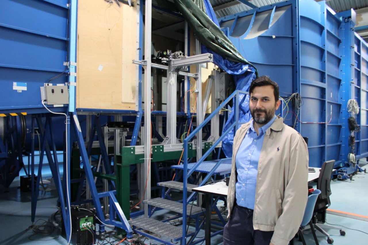 Alex Zanotti davanti alla galleria del vento