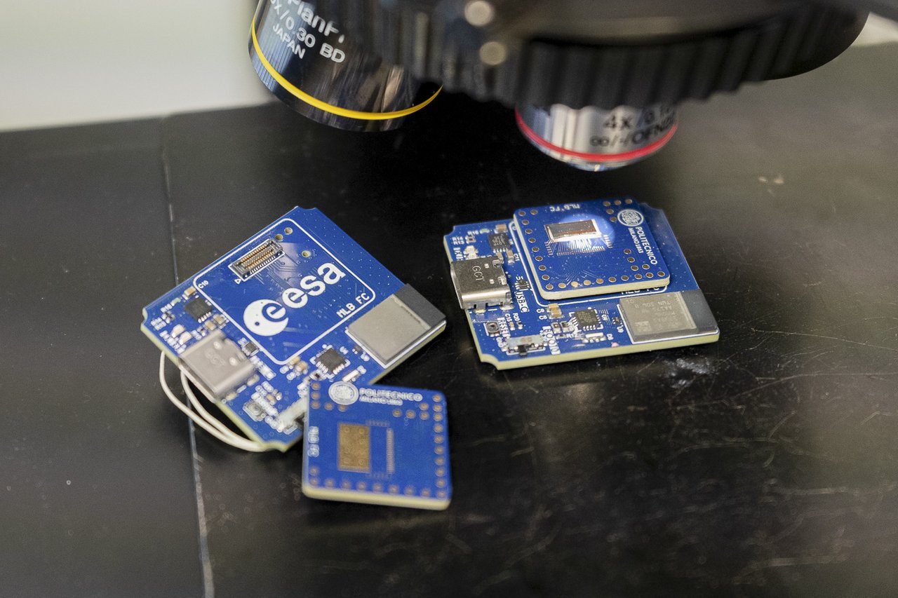 sensore di polvere da posizionare sui satelliti per controllare lo stato di pulizia delle sue superfici durante il lancio o l'utilizzo nello spazio