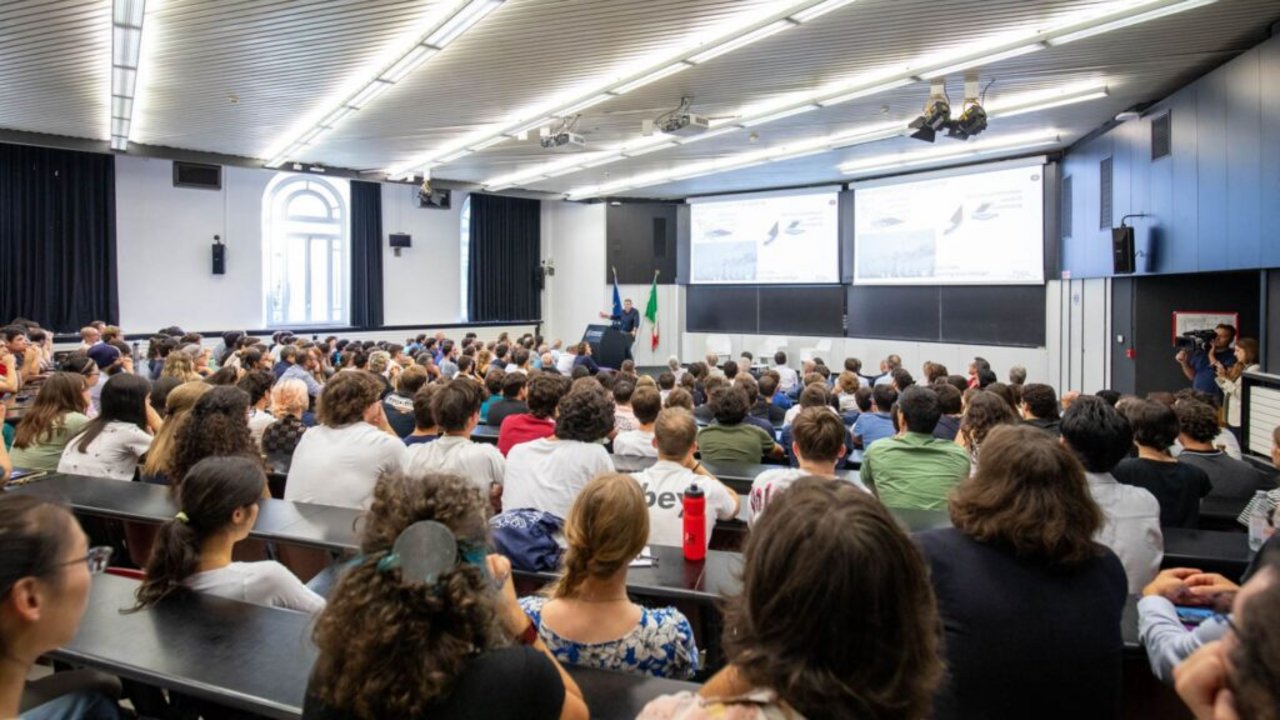L’aula De Donato gremita di studenti per la lectio di Konstantin Novoselov