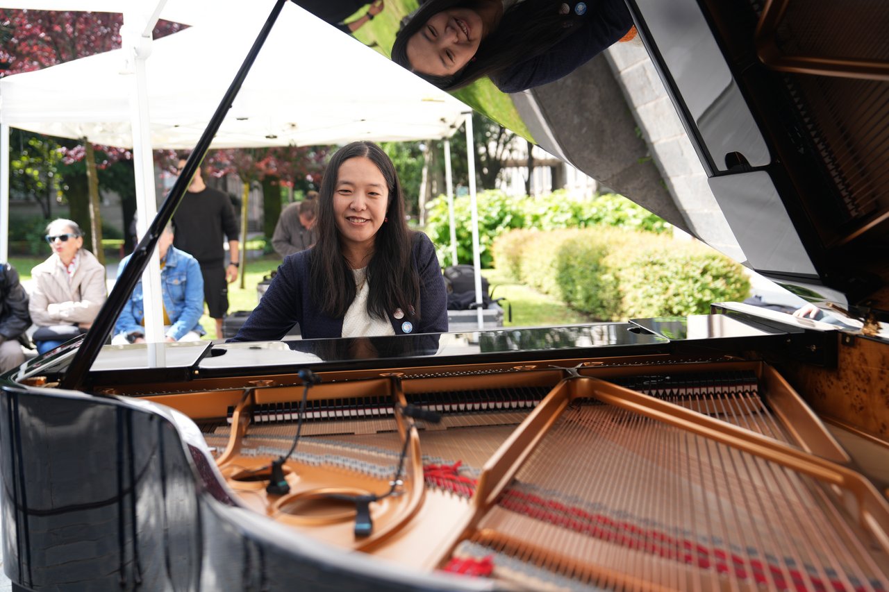 Sachiko Nakajima al piano durante il concerto presso i giardini del Politecnico di Milano