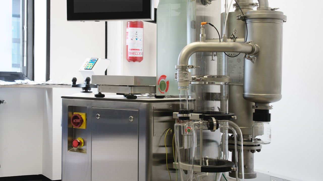 La macchina di Spray Dryer presente in CELLS con capacità evaporativa di 2 kg/h