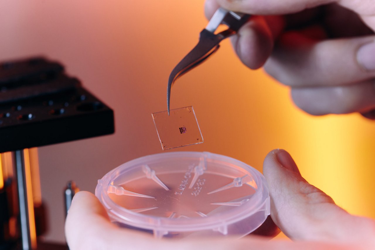 Il protocollo di fabbricazione di una metasuperficie ottica prevede vari step di verifica, fondamentali per l’ottimizzazione del processo.