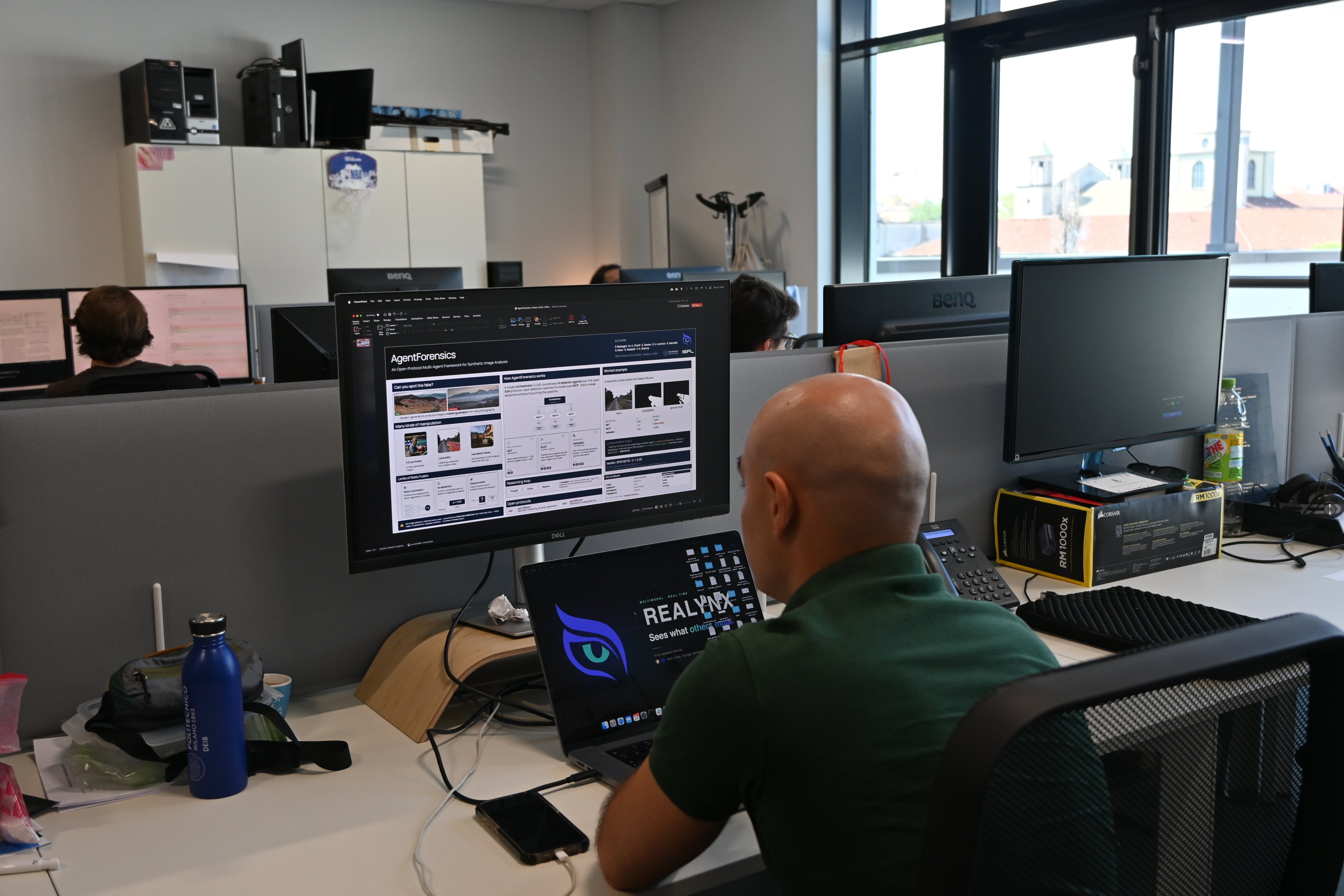 Un ricercatore osserva sul monitor di un computer l’analisi di contenuti multimediali all’interno di un laboratorio.