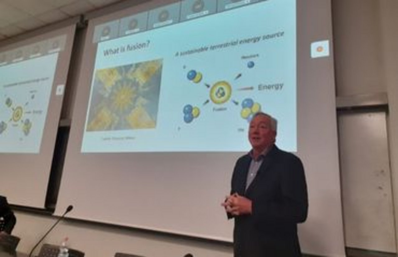 Dennis White durante la sua lezione al Politecnico di Milano