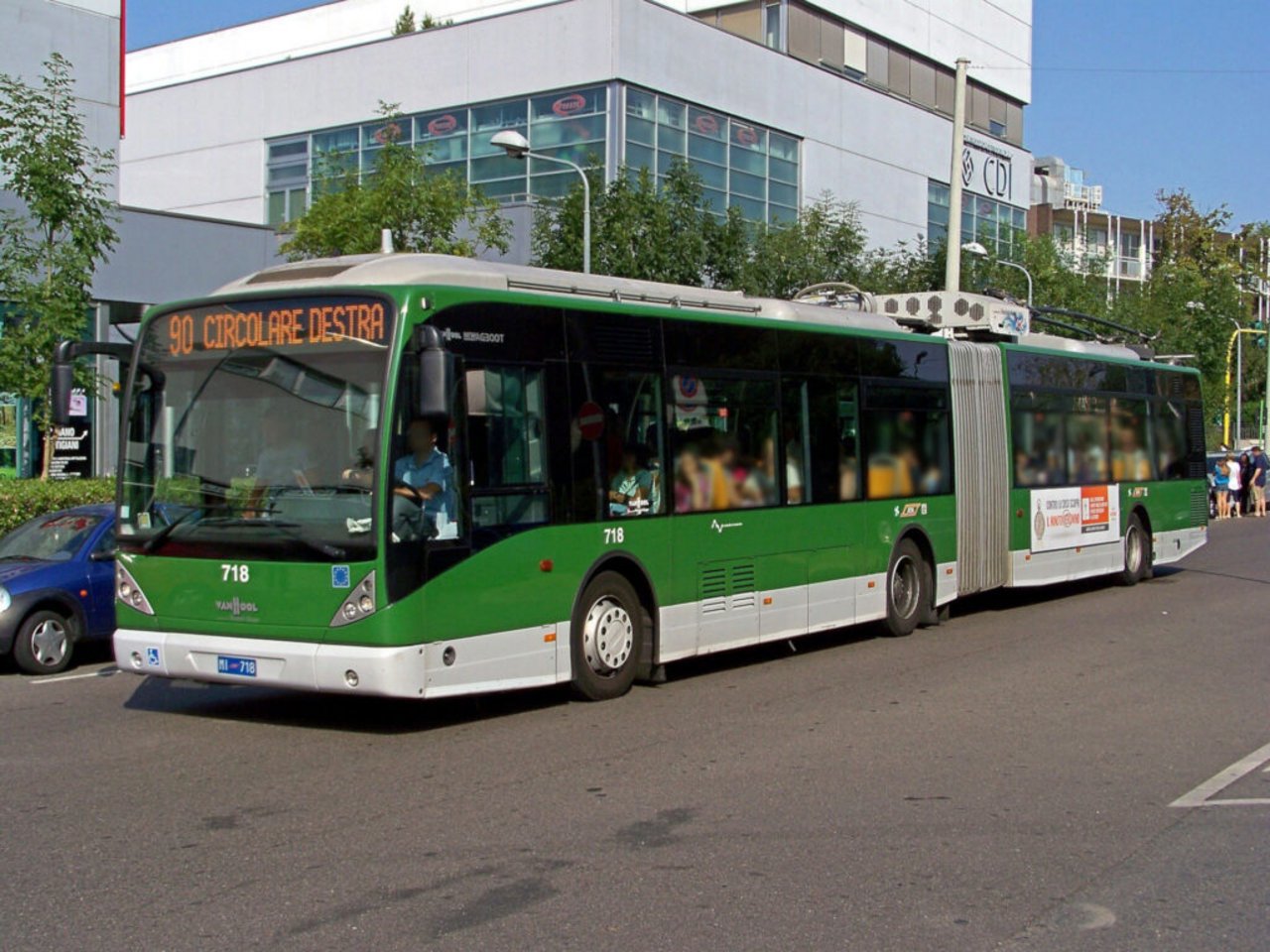 Trolleybus 90 traveling on the external ring road of Milan © John Doe / CC-BY-SA-3.0