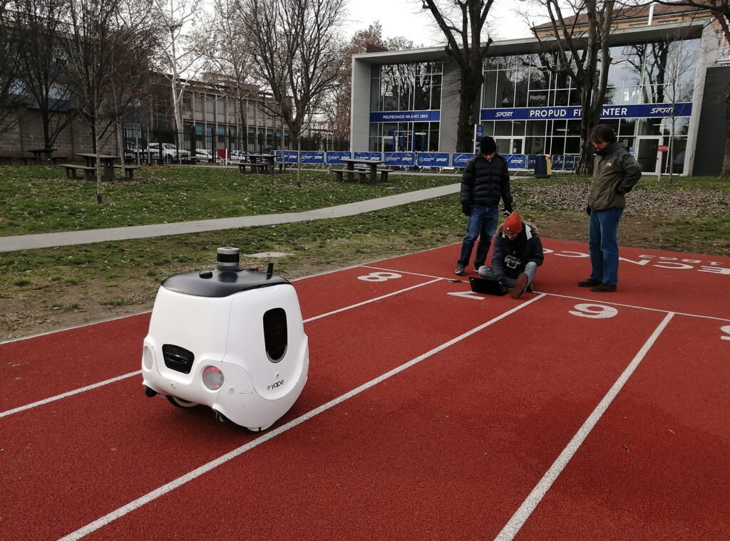 Il robot BUDD-e in azione su una pista presso il campus del Politecnico di Milano