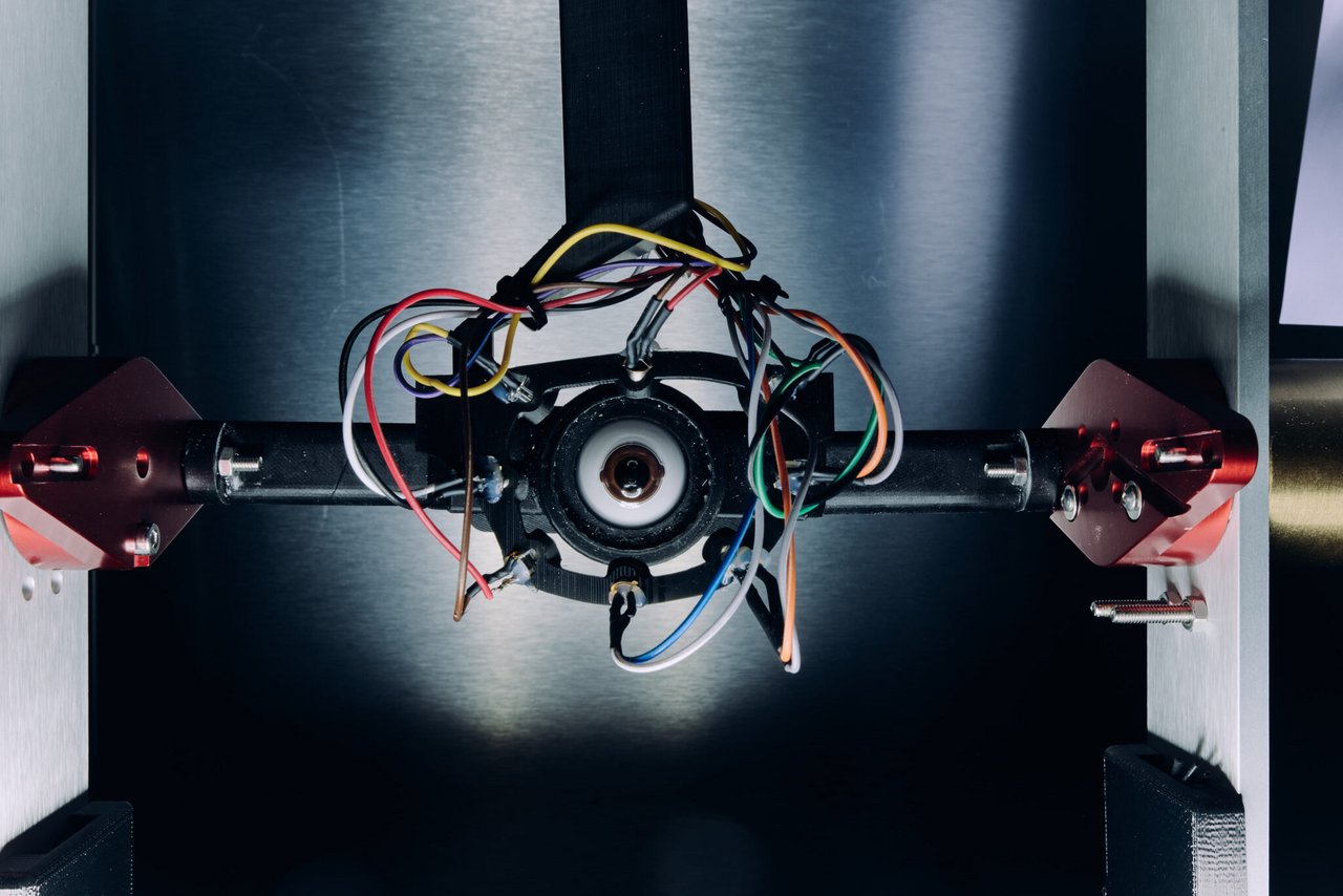 Sensori integrati nella montatura di un occhiale per misurare parametri e movimenti dell’occhio. Set-up di test e sviluppo con modello di occhio realistico.
