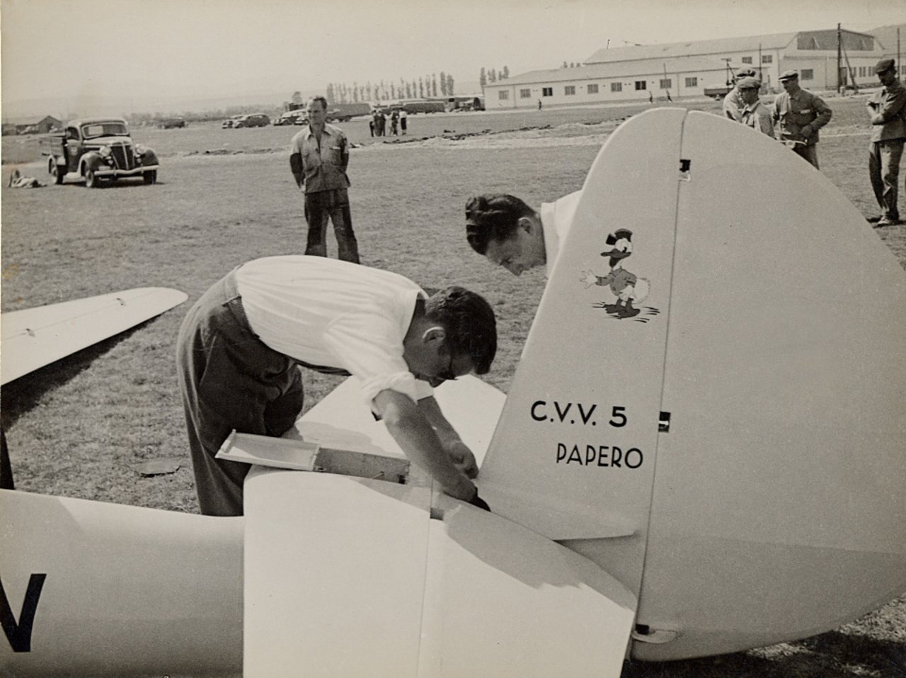 uomo che ispeziona l'aereo