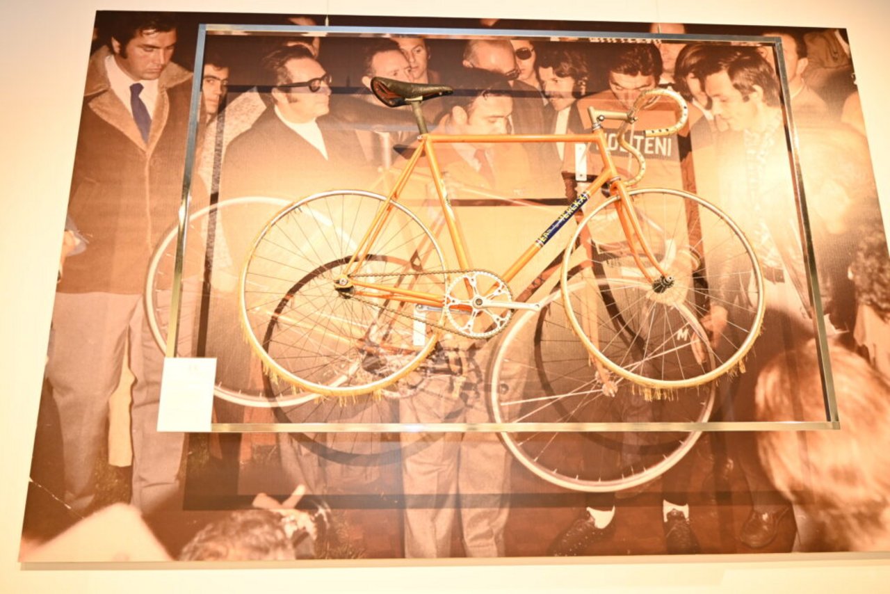 La bici del Record dell’ora di Eddy Merkcx (1972) – © Emanuela Scolamacchia 2025 per Frontiere
