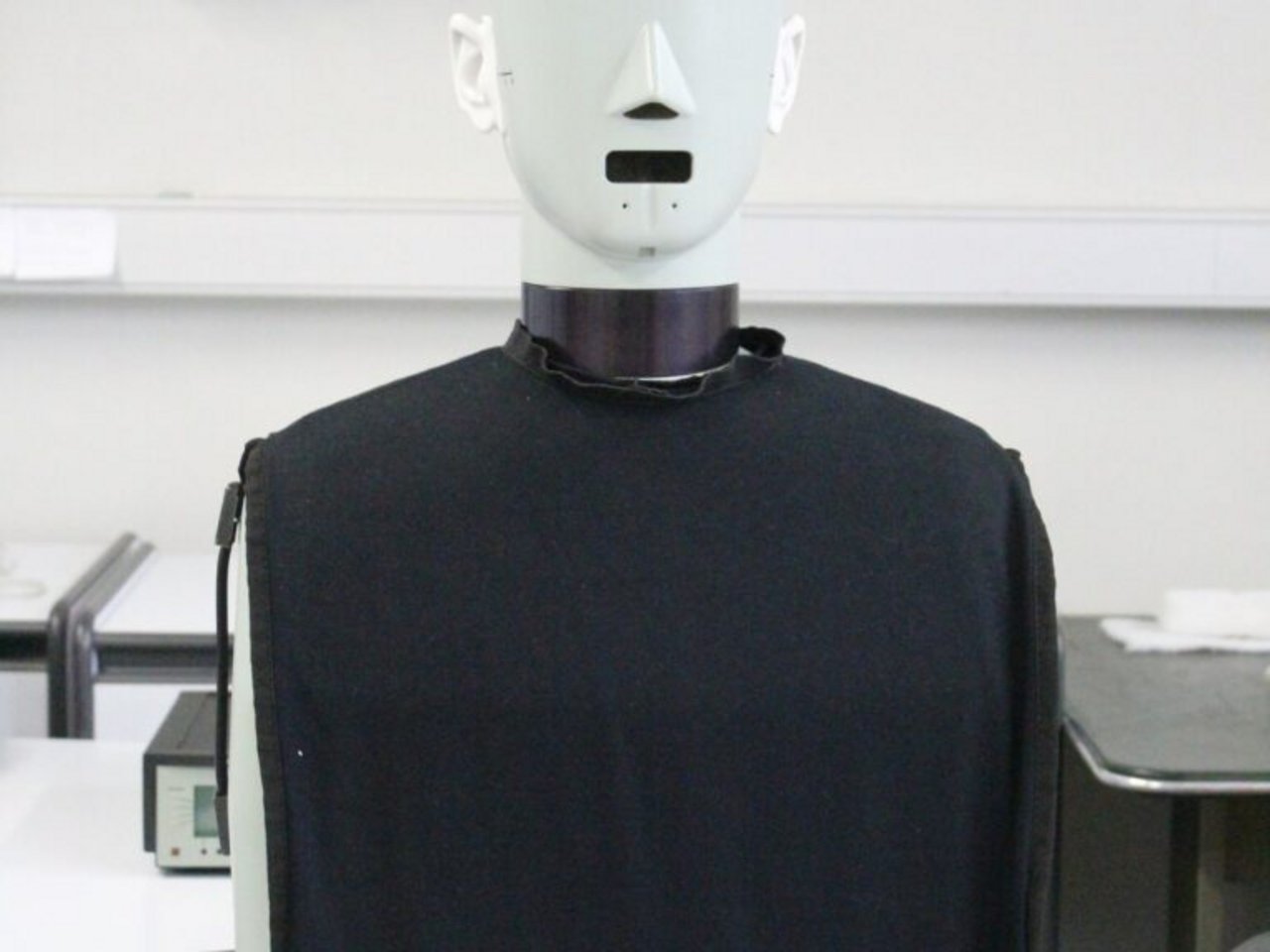Un manichino binaurale in un laboratorio