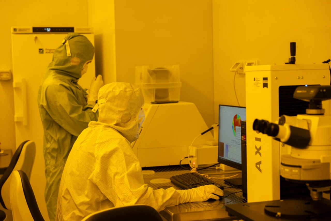 Two researchers are at the PoliFab lab
