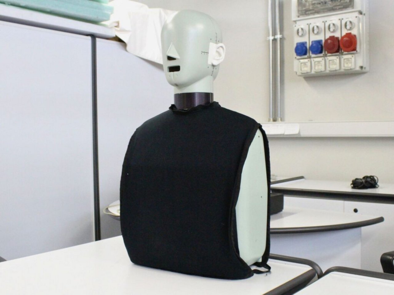 Un manichino binaurale in un laboratorio