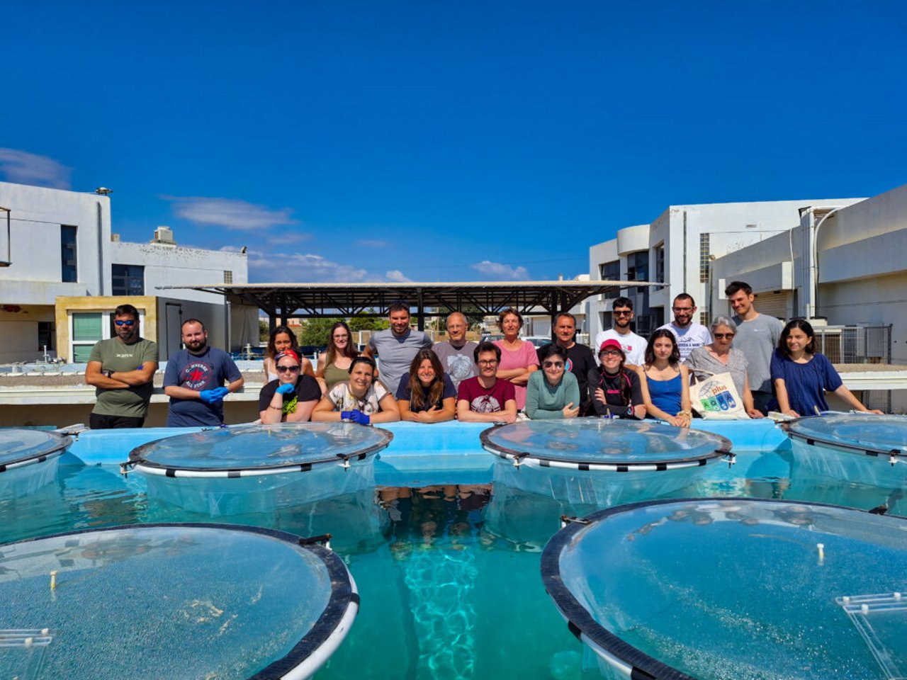 La dottoressa Selene Varliero con il gruppo di ricerca al centro HCMR