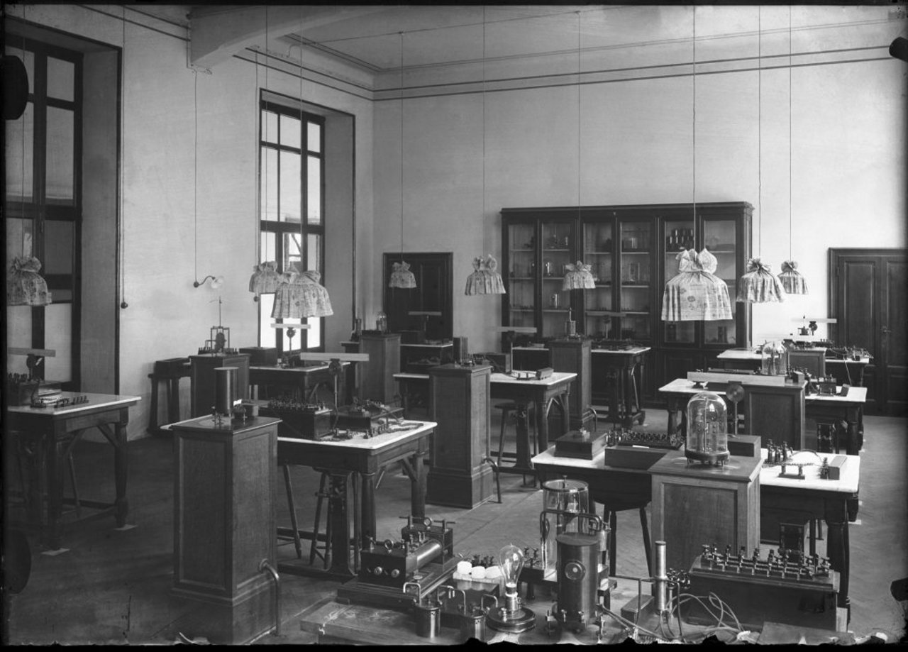  laboratorio di chimica dell’Istituzione Elettrotecnica Carlo Erba 