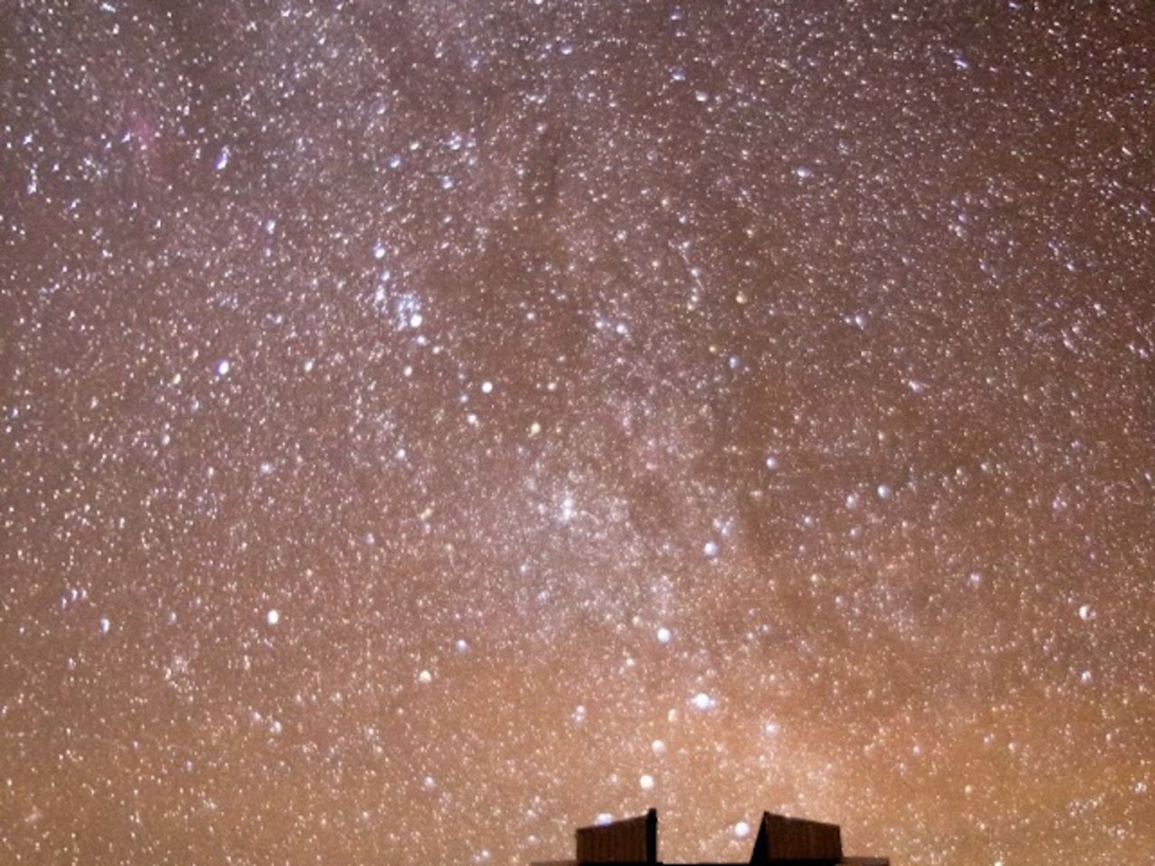 Il Telescopio Nazionale Galileo con cielo rosato, si vedono le stelle