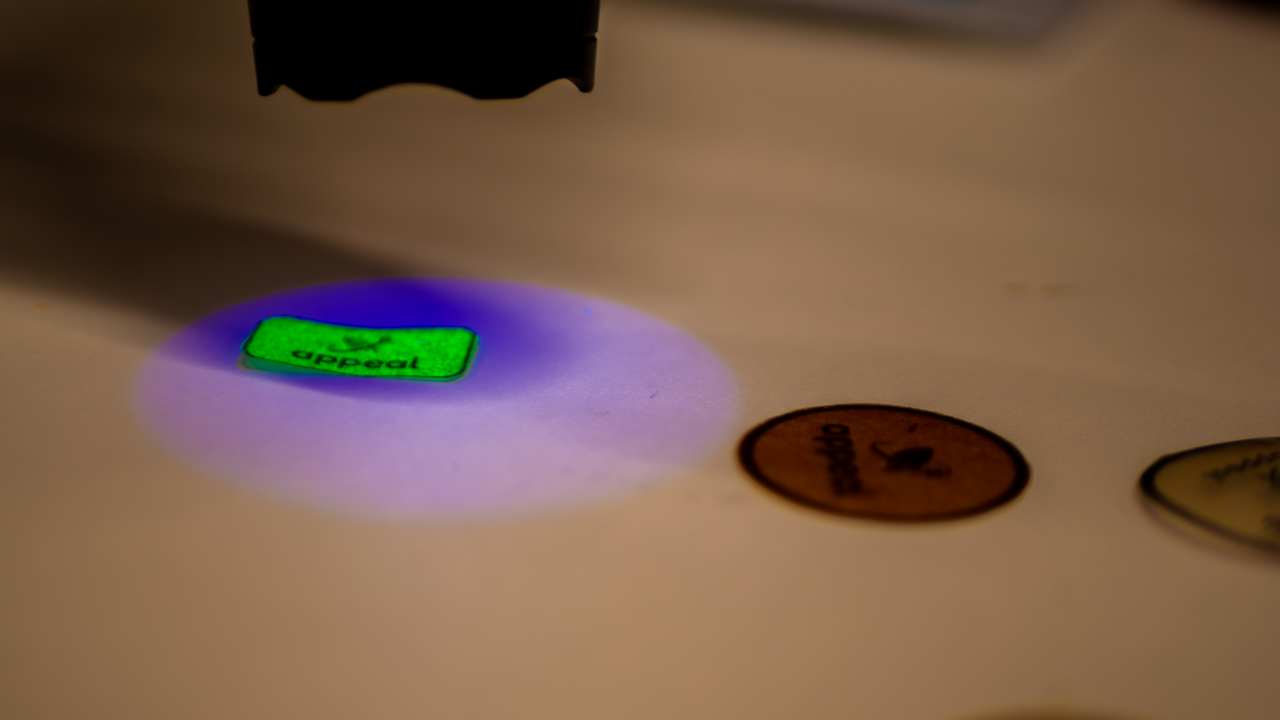 Fluorescenza dell’etichetta APPEAL, che ne garantisce l’autenticità.