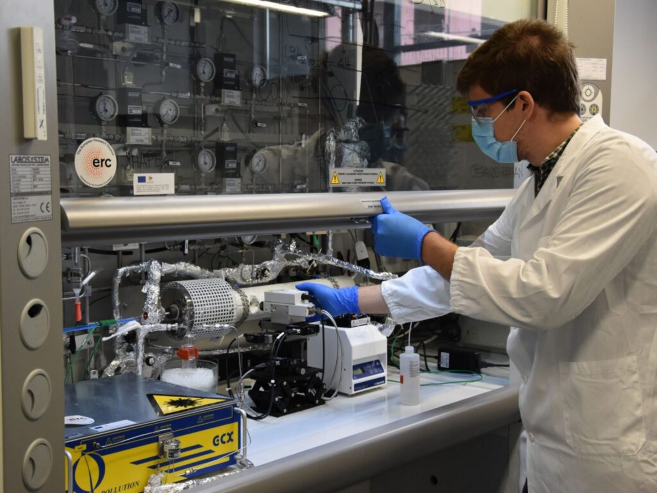 Raman ‘online reactor for studying the catalyst during the reaction.