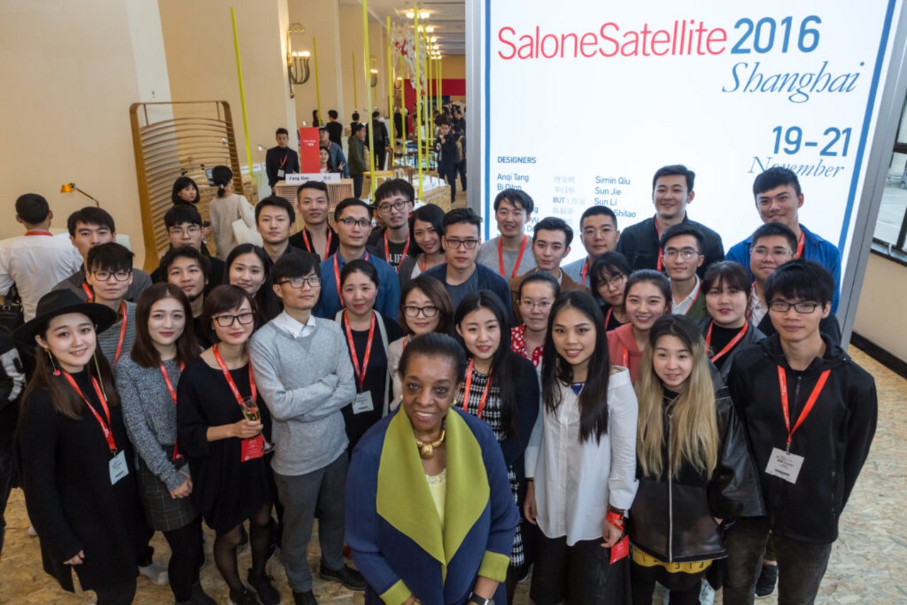 Marva Griffin circondata da un gruppo di designer al SaloneSatellite