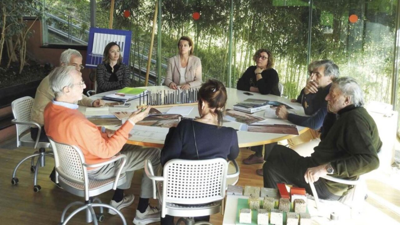 Brainstorming con Renzo Piano, Gino Strada e i loro gruppi di lavoro. 
