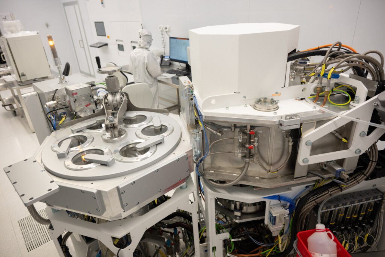 Deposition tool for oxides and metals