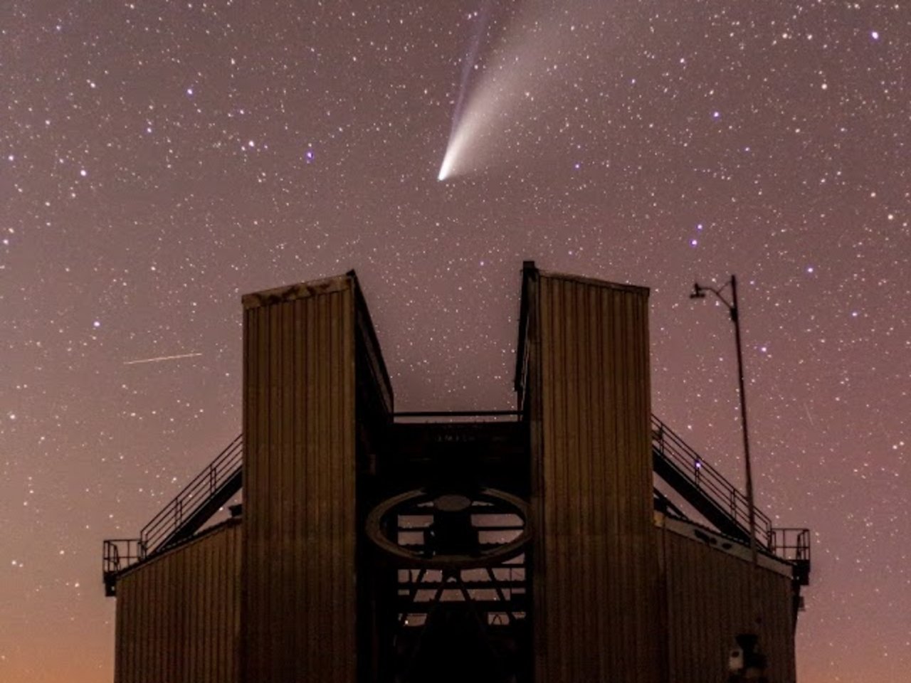 Il Telescopio Nazionale Galileo con cielo rosato, si vedono le stelle