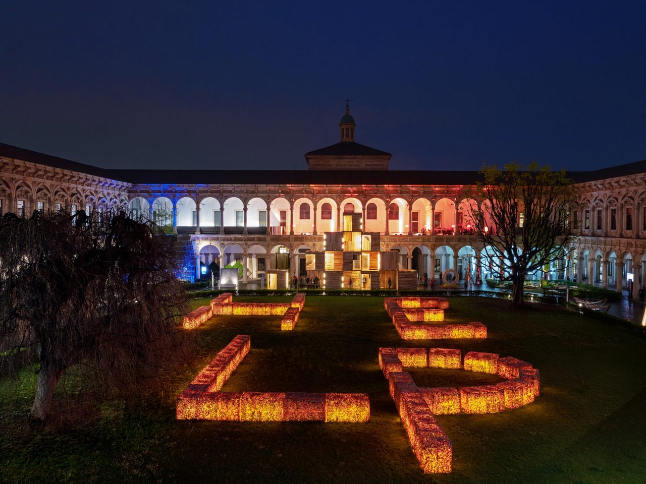 Cortile del Filarete alla Statale di Milano durante il Fuori Salone
