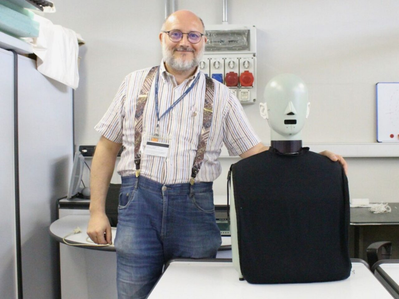 Un manichino binaurale in un laboratorio