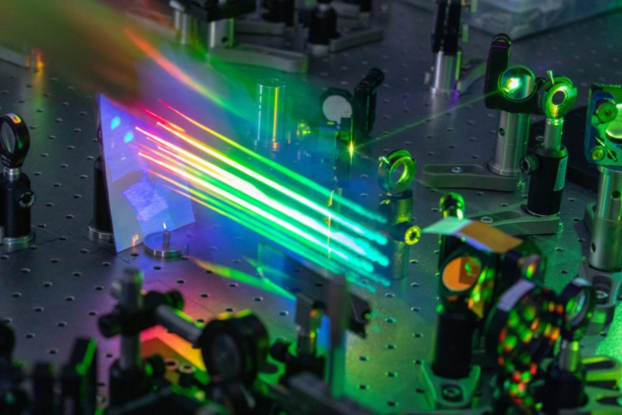 Propagazione di un raggio laser a banda larga dopo un reticolo 2D.