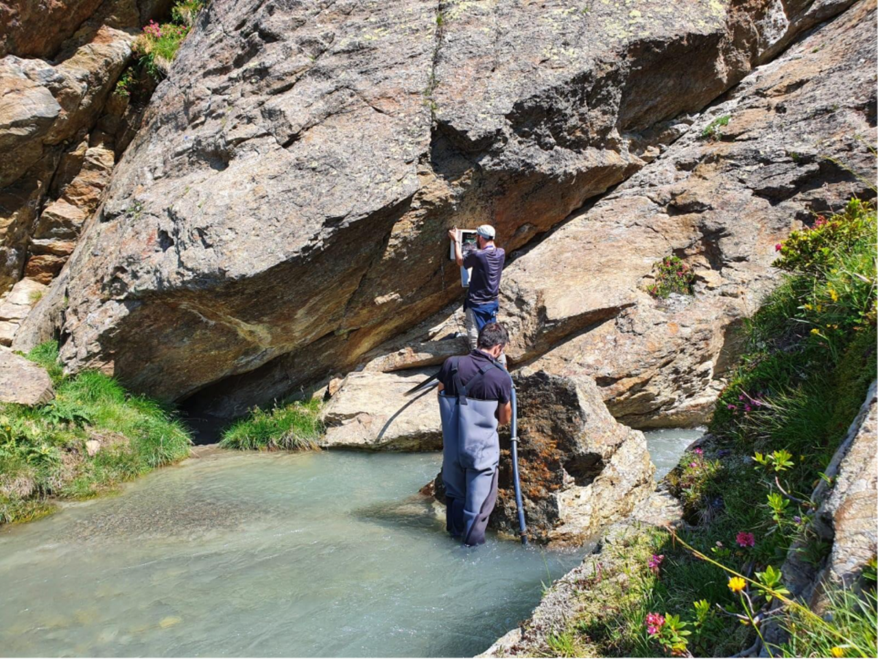 Due uomini tra il torrente e le rocce
