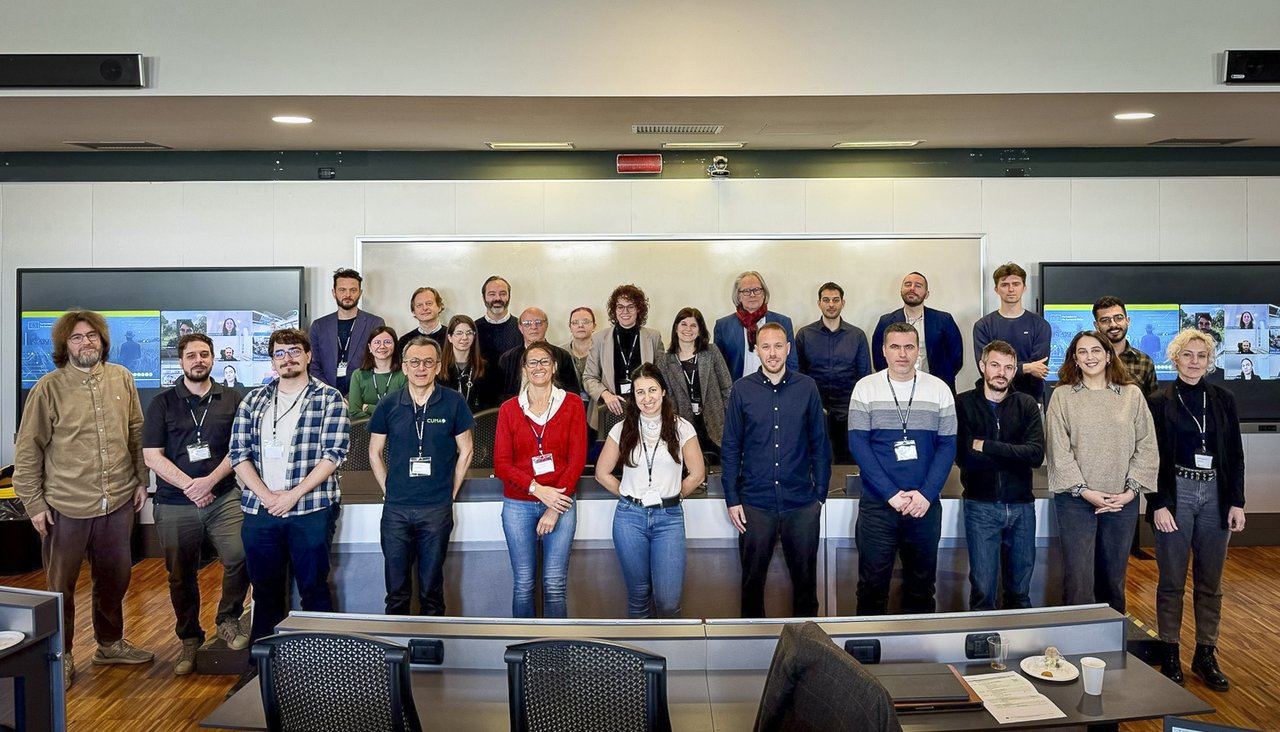 Foto di gruppo dei rappresentanti dei partner del progetto Farmtopia al Plenary Meeting, scattata presso il Dipartimento di Ingegneria Gestionale del Politecnico di Milano