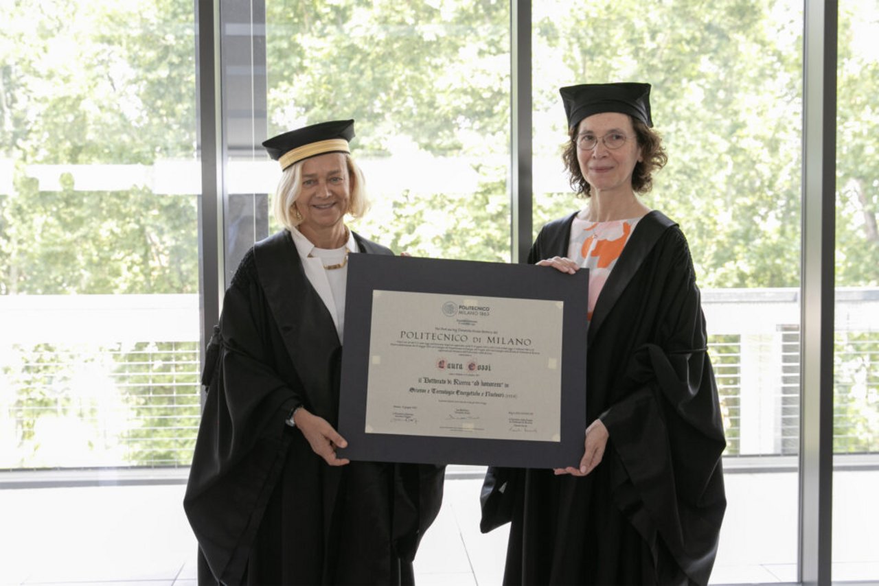 Laura Cozzi riceve il conferimento del dottorato ad honorem dalla Rettrice del Politecnico di Milano Donatella Sciuto