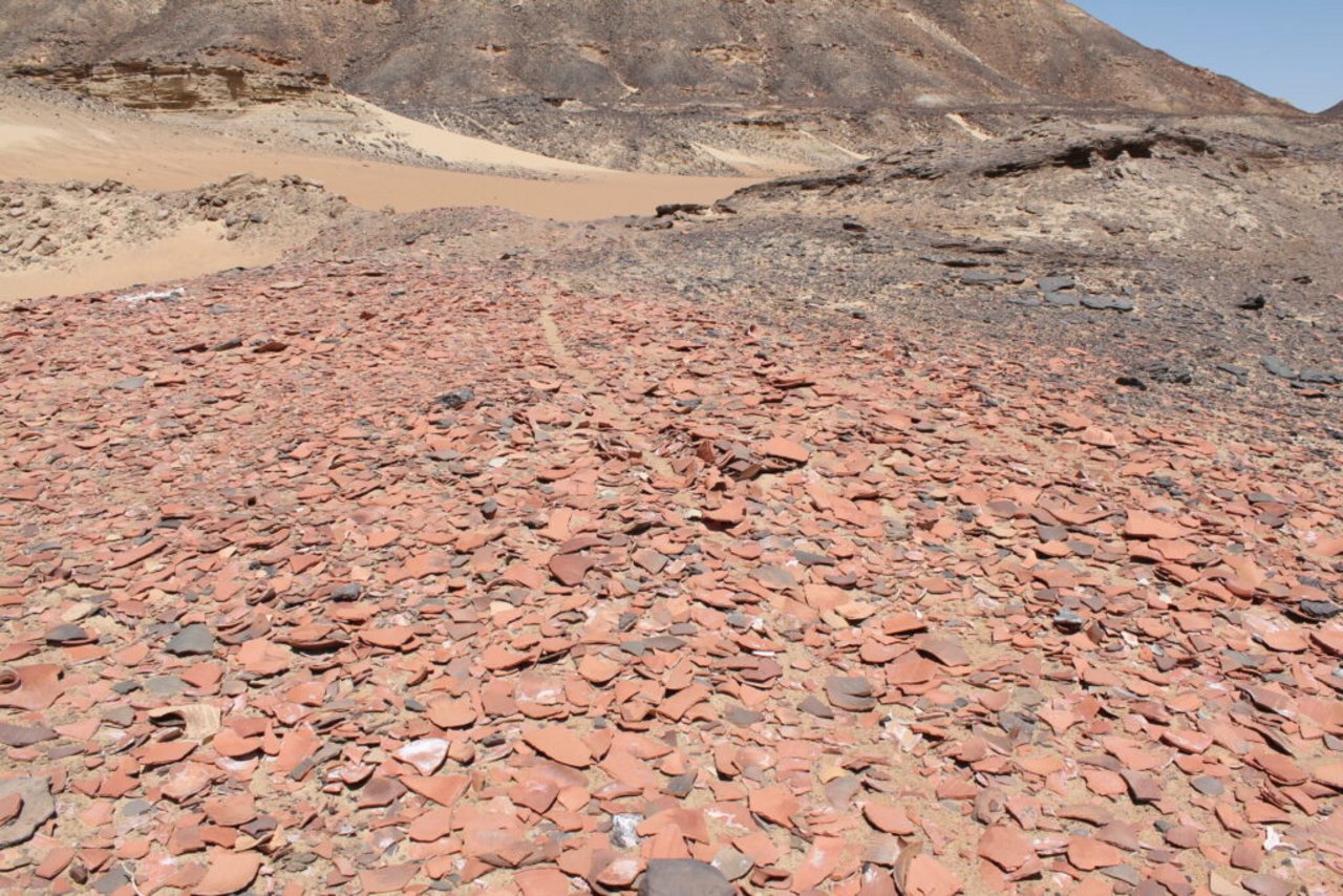 Dettaglio della discarica di frammenti ceramici ai lati degli acquedotti di Umm al-Dabadib © Caputo