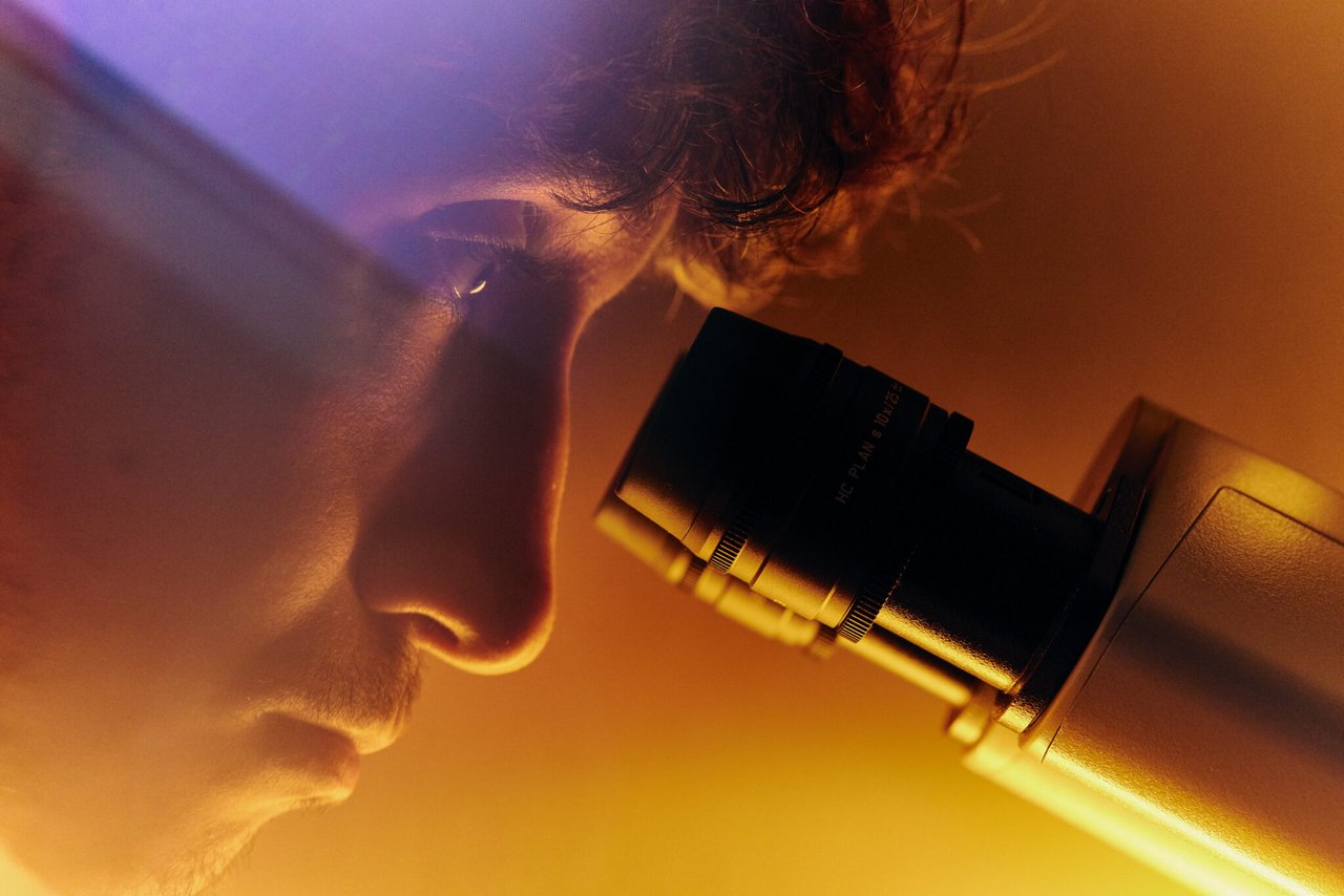 Nello Smart Eyewear Lab, la microscopia ottica è uno strumento fondamentale per l’ispezione di componenti ottiche ed elettroniche.