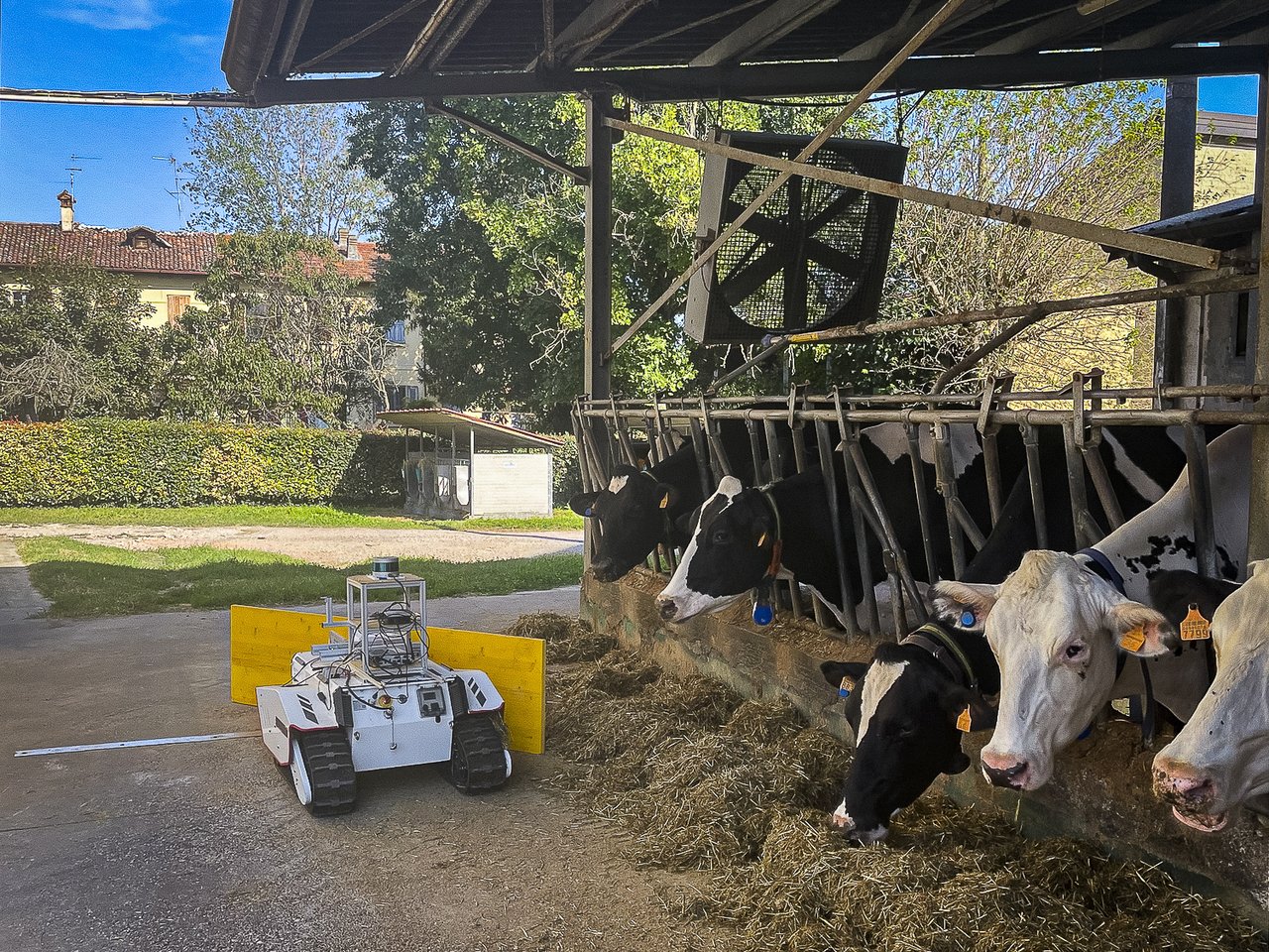 Il prototipo di robot spingiforaggio ha appena terminato un’operazione di avvicinamento, sta sollevando la pala per poi ritornare nella posizione di casa ed eseguire un nuovo ciclo.