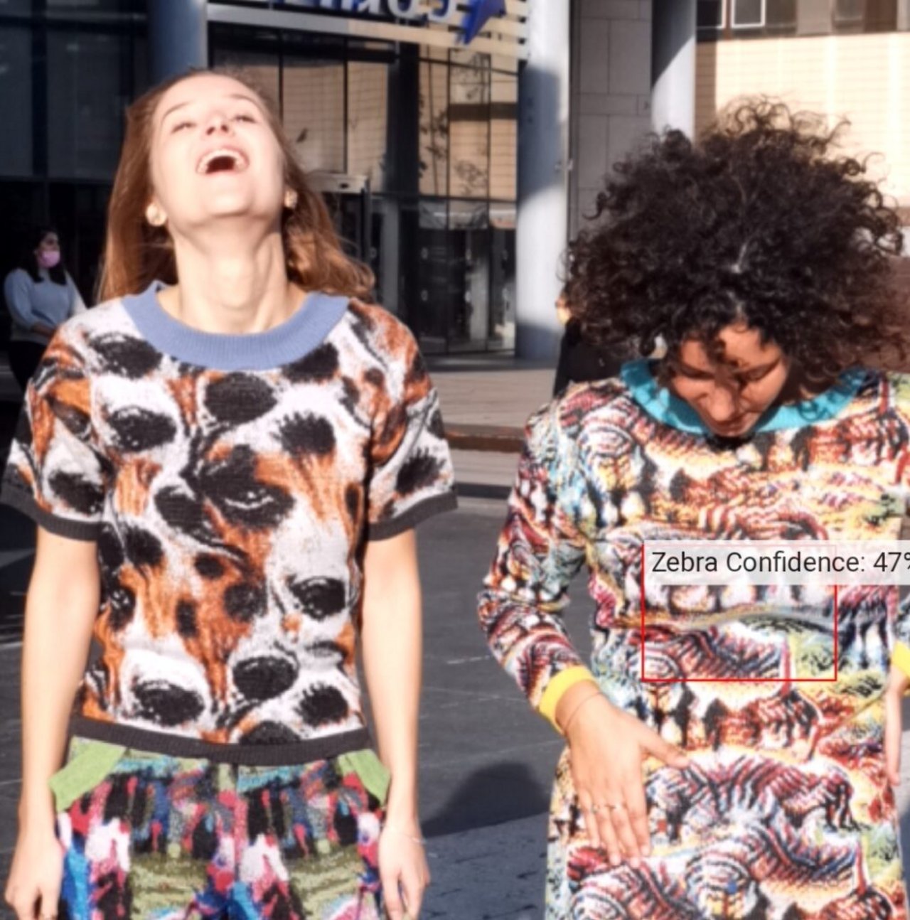 Modelle che indossano maglie Cap_able che il software identifica come cani, zebre o giraffe all’interno del tessuto