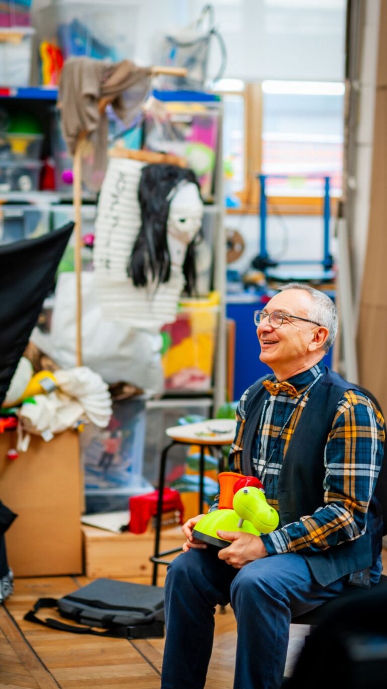 Persona tiene in mano un robot verde