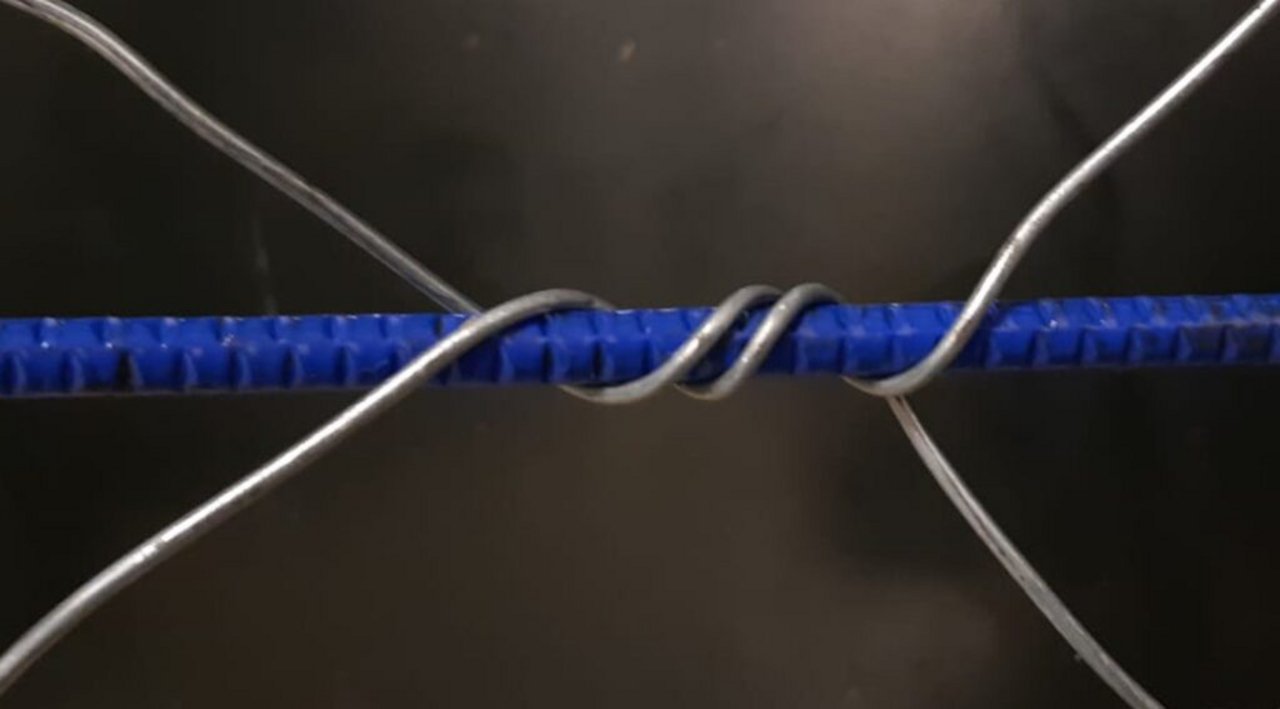 Rete metallica a doppia torsione integrata con cavo in fibra ottica armato.