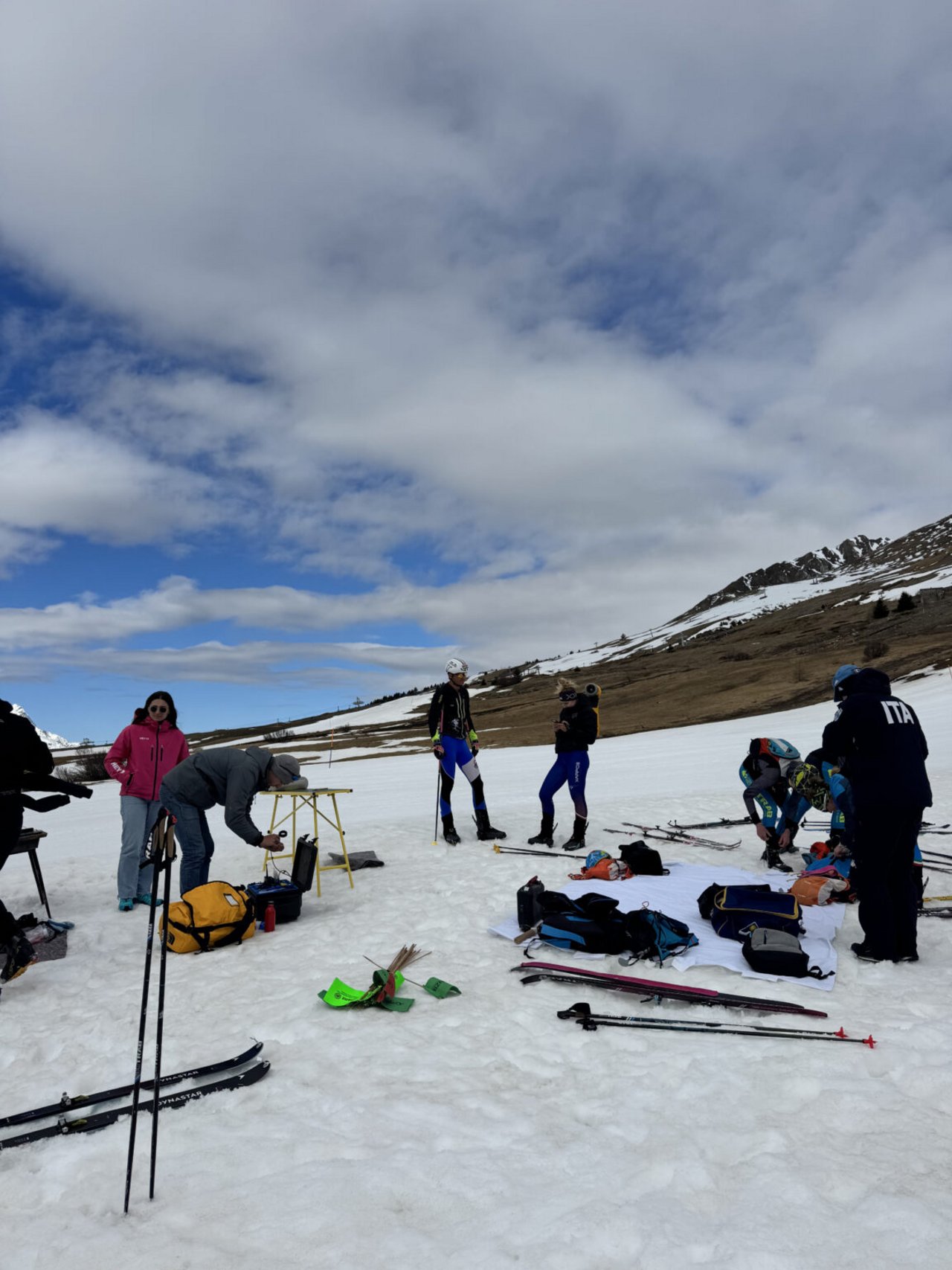 "campobase": stazione in cui vengono applicati i sensori sugli atleti per le prove sulla neve