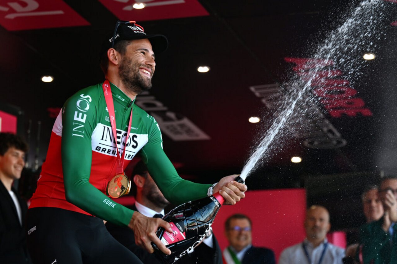 Desenzano del Garda, 18 maggio 2024, Filippo Ganna e il Team INEOS Grenadiers celebra la vittoria della tappa durante il 107° Giro d’Italia 2024. (Photo by Tim de Waele/Getty Images)