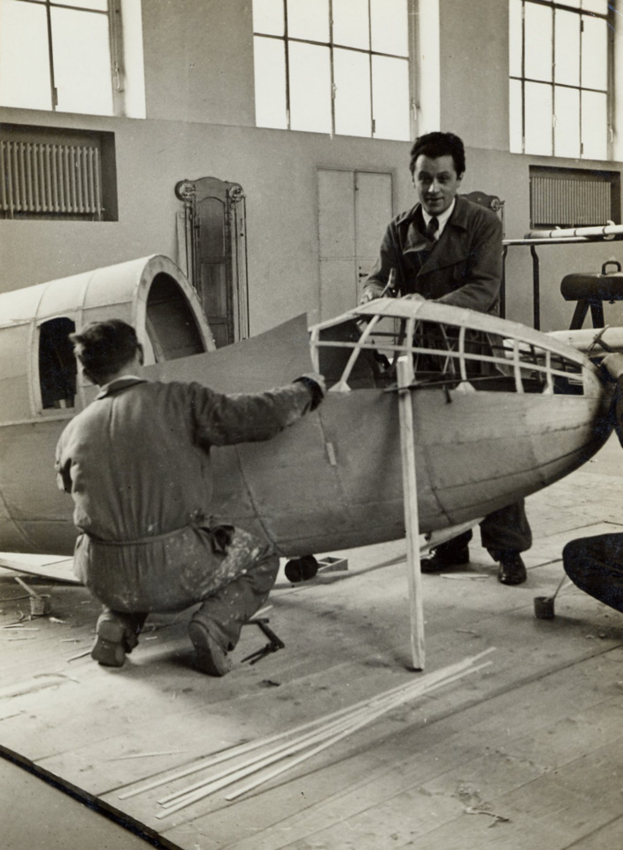 Angelo Cabrilla al lavoro nella falegnameria presso il Politecnico